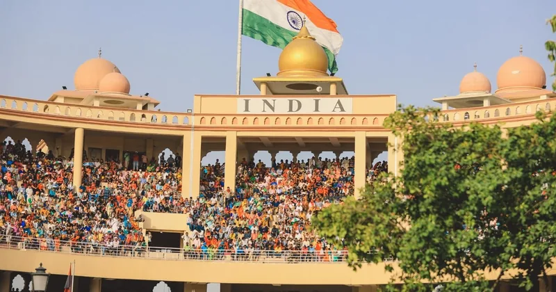 Die Tribüne der Grenzzeremonie mit dem INDIA-Tor am Ende der Paradestraße
